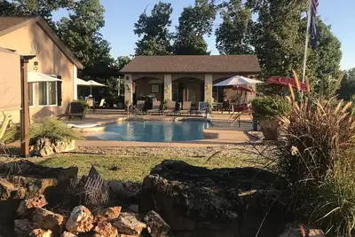 Image de Nouvelle Liste! ! Lake Home on South Grand - Piscine privée et Pool House - 20 personnes