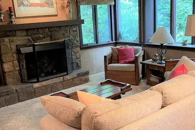 Image de Le Glen Condo avec 2 chambres et 2 salles de bains.