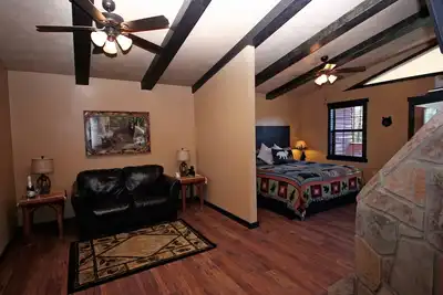 Image de Billets Gratuits de plus de 700 $, Cabine isolée, Bain à remous, Jacuzzi, Internet, Gatlinburg / Pigeon Forge