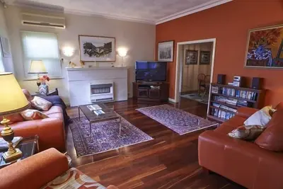 Image de Grande maison de 4 chambres idéale pour les grands groupes de famille et les amis.