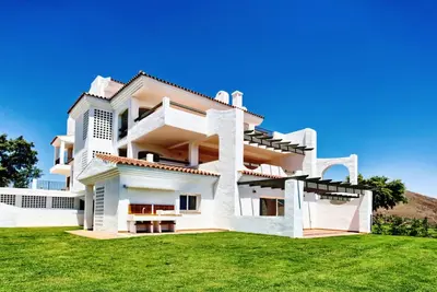 Image de Charmant et spacieux appartement rez de chaussée + piscine à débordement avec vue sur la mer