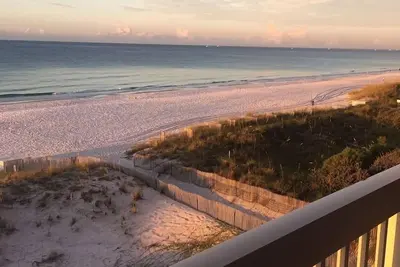 Image de Chaud! Taux D'Automne RÉDUITS! Pelican 4ème étage Droit Sur La Plage. . . une vue parfaite