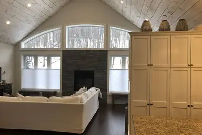 Image de De nouvelles minutes de chalet à Thornbury, Blue Mountain, la baie Georgienne. 5 Chambres 4 salles de bain complètes