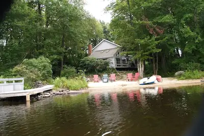 Image de Lakefront Pocono Retreat / Famille et animaux acceptés / canoës / kayak / chaloupe / Fire pit!