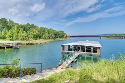 Image de Nouveau! Greers Ferry Bord de mer Accueil-Deck & Slips de bateau