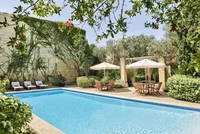 Image de Luxueux Grand 18ème Maison de campagne située dans de grands jardins avec piscine