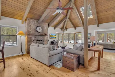 Image de 1 Quartz - Magnifique maison à un seul niveau près du parc Fort Rock. Grande terrasse et zone commune.