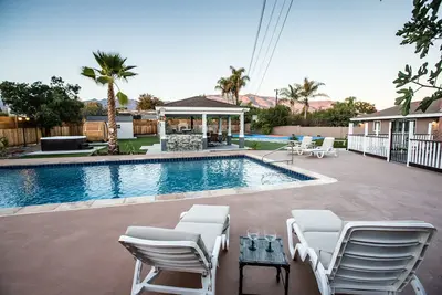 Image de Oasis extérieure w / Pool, Sauna, Jacuzzi, Court de Sport