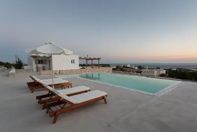 Image de H2o Private Villa Paros, piscine à débordement, salon avec vue sur mer, barbecue et bar