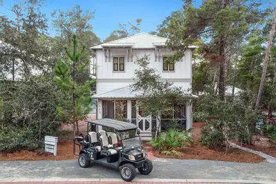 Image de 40 marches pour accéder à la piscine communautaire, voiturette de golf 6 places gratuite, 3 vélos!