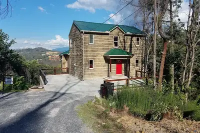 Image de 5 suites King, superbes vues, bain à remous et salle de jeux.