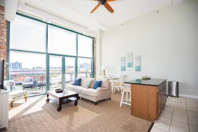 Image de Waterfront Luxury Condo - Deux nuits Min. 4 personnes avec Cedar Point View! !