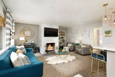 Image de Nouvelle liste! - Aspen Core, marche facile vers tout, piscine, récemment rénové