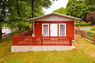 Image de Holiday Bungalow D - bungalows de vacances en bordure de la forêt de hêtres dans la station balnéaire de Sellin, dans la mer Baltique