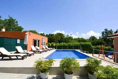Image de Maison de vacances avec piscine et aire de jeux pour les enfants