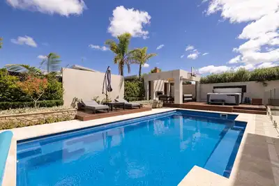 Image de Maison moderne de 5 chambres avec piscine extérieure chauffée à l'énergie solaire