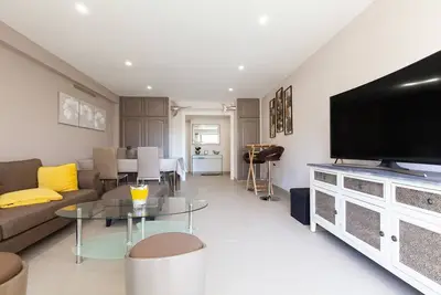 Image de 3p traversant à 2 min des plages, parking privé