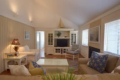 Image de Beach Cottage, à 250 mètres de la plage. Rue cul de sac tranquille.