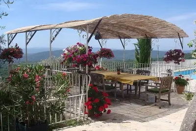 Image de Villa spacieuse avec piscine et vue imprenable