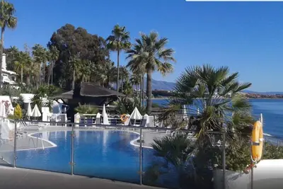 Image de Dominion Beach rez de chaussée app. avec jardin 6 personnes directement au bord de la mer et de la piscine