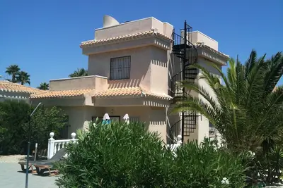 Image de Villa de 3 chambres de première classe avec grande piscine privée au bout d'un cul de sac tranquille