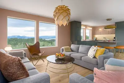 Image de Vacances à la ferme sur le fjord près des montagnes