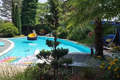Image de Belle villa avec piscine chauffée entre lac, fôret et océan