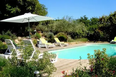 Image de maison écologique 6 personnes avec terrasses et grande piscine privée.