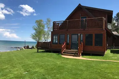 Image de Détroit de Mackinaw Log Cabin. Des vues spectaculaires sur l'île Mackinac! Kayaks incl