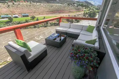Image de Deux minutes de Yellowstone Park avec accès privé à la rivière, 30 pieds. terrasse et barbecue.