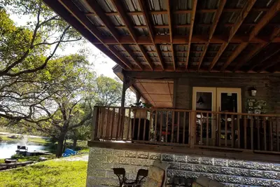 Image de Récemment rénové, Hill Country Two Story Pond House près de Wineries & Brewers