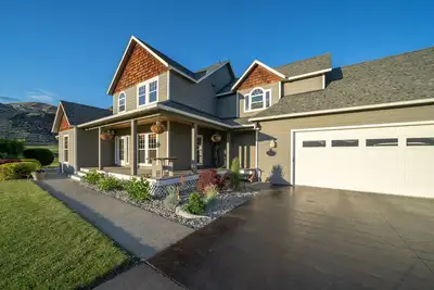 Image de Maison entière sur 1. 6 acres. 2-12 personnes avec 2 Master Suites près de Chelan.