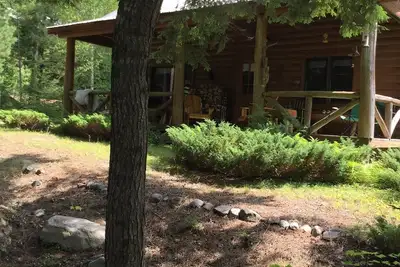 Image de Log Cabin On Quiet Wilderness Lake dans la région des lacs Downeast du Maine