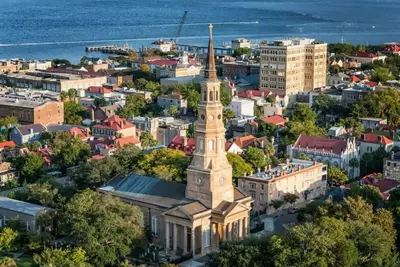 Image de 5 Bed Historic Home - Steps From King Street!