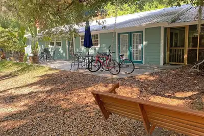Image de Une maison confortable dans un quartier calme orné de chênes drapés de mousse espagnole.