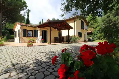 Image de Maison de campagne panoramique avec piscine et jacuzzi, à 8 km d'Arezzo. Un bon point de départ pour