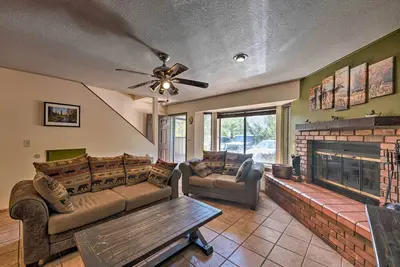 Image de Gated Pinetop Home avec piscine, spa et terrain de volley