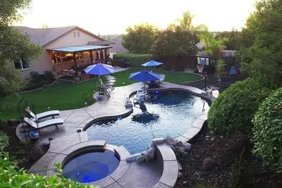 Image de Fabulous Grand Home Pool ~ Jacuzzi Central Walkable