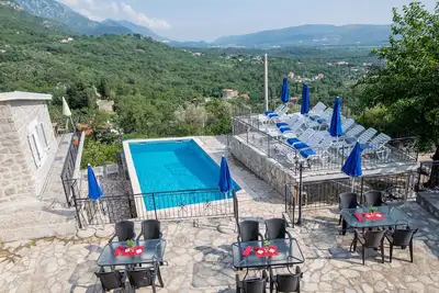Image de Appartement unique avec terrasse sur le toit, verger et piscine, à 2 km de la mer