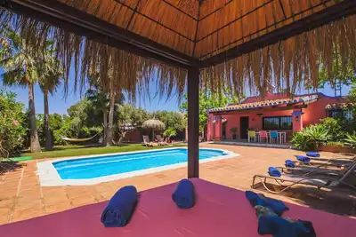 Image de Maison confortable avec piscine et jardins privés.
