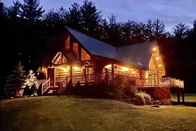 Image de Adirondack Great Camp style. Des bûches massives et des détails impressionnants vous invitent ici
