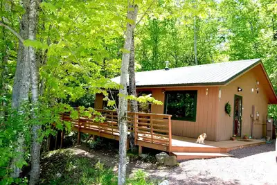 Image de Belle Cabane dans les bois près de Bayfield, à côté de la baie de framboise