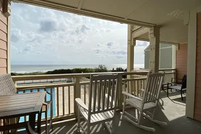 Image de Condo lumineux et Beachy Oceanfront 1er étage