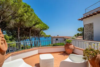 Image de Elégante villa avec vue sur la mer et accès privé à la plage