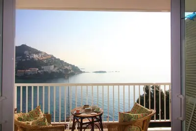 Très bien situé dans la crique de Canyelles Petites avec superbe vue mer. <br>50m2 pour 6 pe