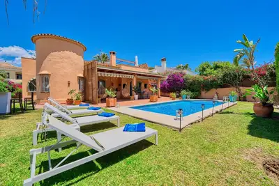 Image de Villa familiar con Terraza en la azotea, con Apartamento anexo, Jardin, Piscina