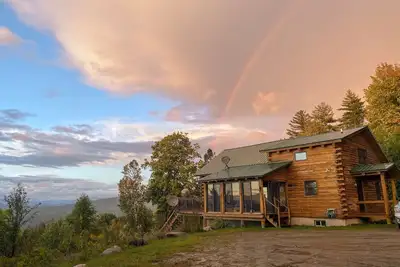 Image de Vues Incroyables de cette cabane en rondins avec une grande terrasse, une immense cour, un foyer, un bain à remous, à quelques minutes de ski, du village du Père Noël et de tout ce que le nord de la Nouvelle-Angleterre a à offrir! Près du sentier de mo.