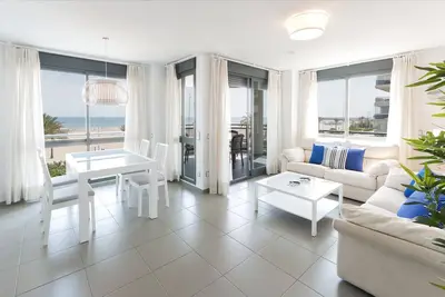 Oceanfront avec une vue imprenable sur le coucher de soleil! Fraîchement décoré! !