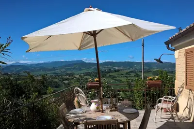 Image de maison de vacances dans les collines à quelques km de la mer entourée par la nature et la paix