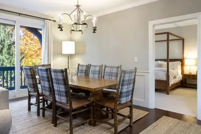 Image de Condo de luxe 3br / 2bth avec étang de patinage sur glace, piscine chauffée, marche jusqu'à l'ascenseur et village